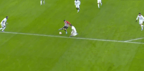 记者：弗拉霍维奇遭佛罗伦萨球迷种族歧视侮辱，导致比赛中断